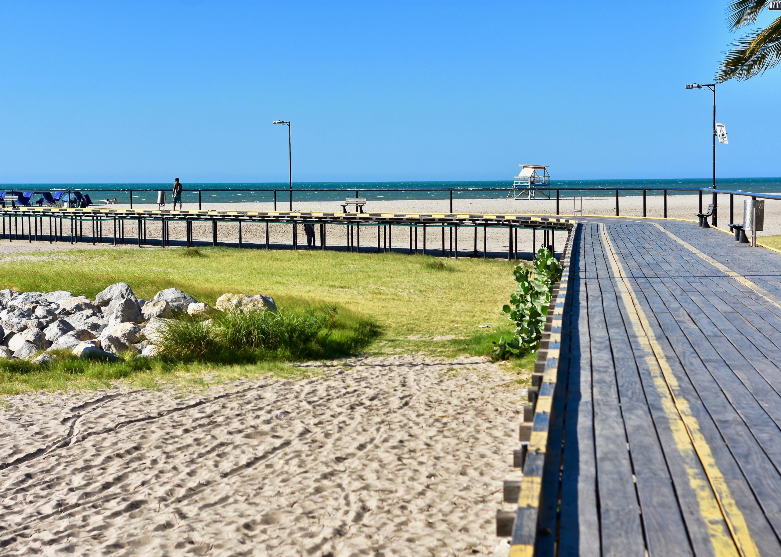 Malecon de Riohacha establecimiento turístico al aire libre.