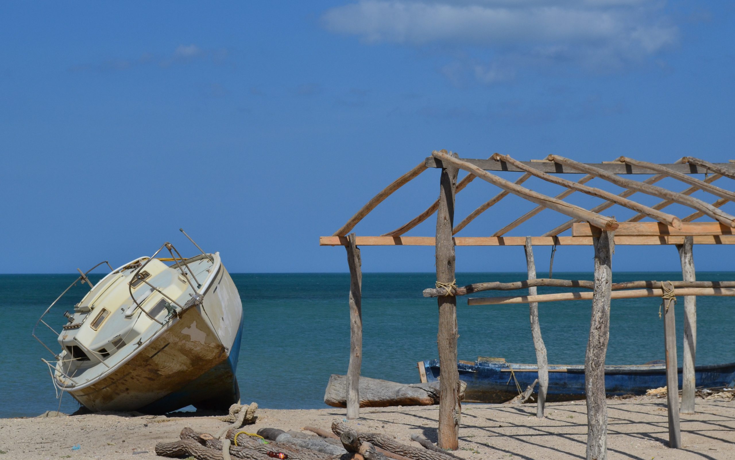 bote frente a rancheria guajira